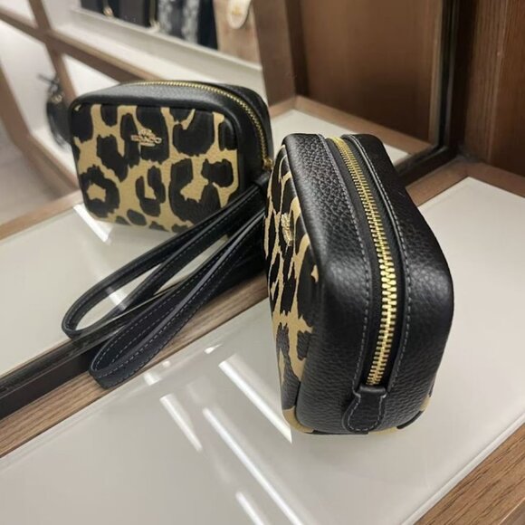 Coach Pouch Wristlet with Leopard Print CBP13 - Picture 5 of 9